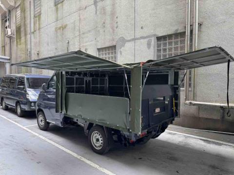 林政嘉個人小貨車貨運行 - 貨台長233 寬160 高最低115 (158才）