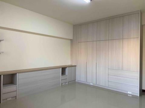 億達室內裝修工程行 - 客製化衣櫥及床頭櫃，櫃體延伸至天花板，收納最大化
