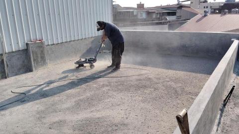 邑光防水隔熱工程 - 美濃民宅防水-施工中照片（舊PU磨除）