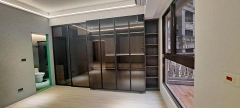 黃麗菁 - 沉穩現代風格的灰玻鋁框門衣櫃設計 黃麗菁 - 沉穩現代風格的灰玻鋁框門衣櫃設計