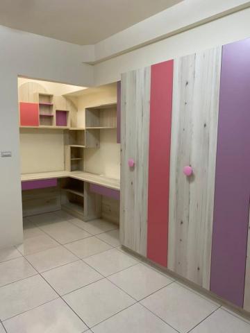 黃麗菁 - 活潑的兒童房,雲朵造型的展示櫃和書桌設計 黃麗菁 - 活潑的兒童房,雲朵造型的展示櫃和書桌設計