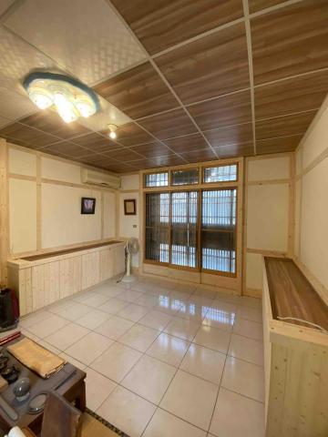 億達室內裝修工程行 - 矮櫃包杉木木板、落地窗以台灣檜木支架打造出日式風格