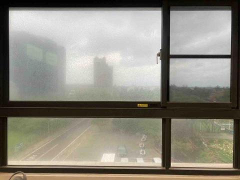 彭雅莉 - 窗戶前照