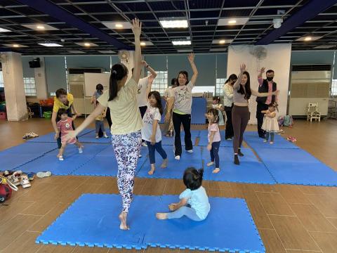 瑜是樂活 - 邀請親子一同伸展肩頸、脊椎