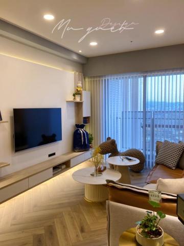 Yut Lo - 穿越簾 直立柔紗簾
光影流動之間 為生活穿針引線 編織專屬於你的溫暖空間  柔和光影間 生活的詩意悄然流轉