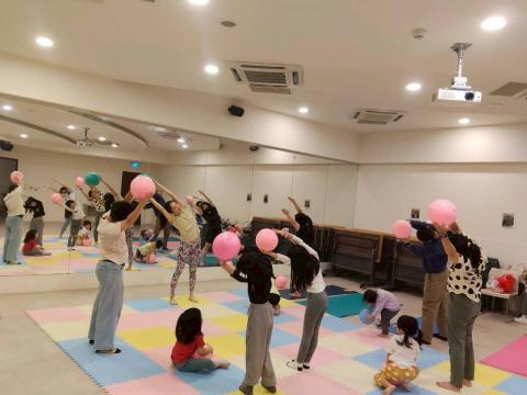 瑜是樂活 - 利用球幫助舒展脊椎，進行側彎