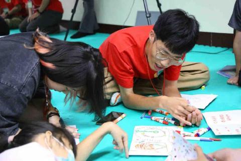 蔡翼臣 - 帶著小朋友進行課程活動