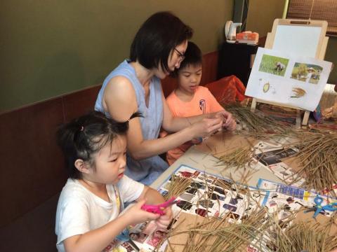 Florahsu - 兒童藝術活動(用稻草製作立體房屋)