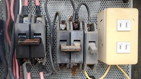水電葉師傅 - 電壓不足，原來問題在這啊。因銹蝕電阻變高！！真的很危險