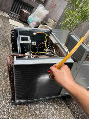 鉅良機電工程 - 窗型冷氣保養-1