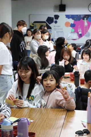 陳奕臻 - 和小朋友玩