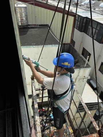 打工仔 - 鐵皮開孔吊水塔高空作業
