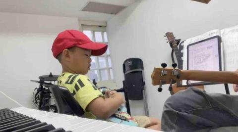 翁林華～提供專業的吉他教學 - 