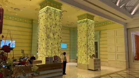 紀經儀 - 包柱燈飾裝置