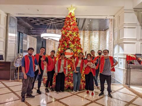 紀經儀 - 夥伴聖誕工作合影