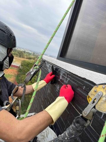 鋮達工程行 - 雙繩外牆清洗處理白釫深層污漬