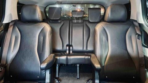 蔡凱瑞 - 長車身讓第二三排座位距離足夠，膝蓋不會頂到前座