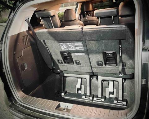 蔡凱瑞 - 寬且深的行李箱可以放2個輪椅，或3個28吋+2個26吋行李箱