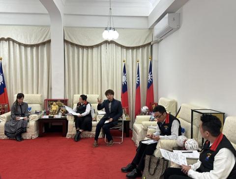 日文隨行商業口譯 日語教學老師 - 花蓮縣政府日本企業來訪同步口譯 日文隨行商業口譯 日語教學老師 - 花蓮縣政府日本企業來訪同步口譯