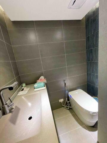 泥的翻修達人 - 智能馬桶搭配長型浴櫃深灰磚跳脫藍綠主題牆 泥的翻修達人 - 智能馬桶搭配長型浴櫃深灰磚跳脫藍綠主題牆