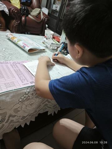 染染 - 這是我在盯我小表弟寫功課的時候偷偷拍的，但如果有需要拍照的話，我一定會先徵求當事人同意的。然後他有問我他考卷上的題目，我也確實提供了建議，但他還是覺得他自己的想法比較好，所以就沒有採納我的意見哈哈。