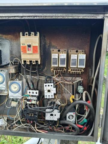 瑋成水電裝修工作室 - 施工中：配電箱設備故障更換