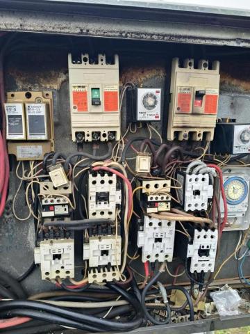 瑋成水電裝修工作室 - 施工中：配電箱設備更換作業