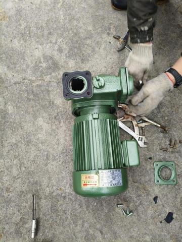 瑋成水電裝修工作室 - 施工中：馬達按裝