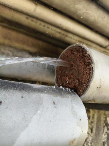 瑋成水電裝修工作室 - 施工中：水管堵塞更換作業