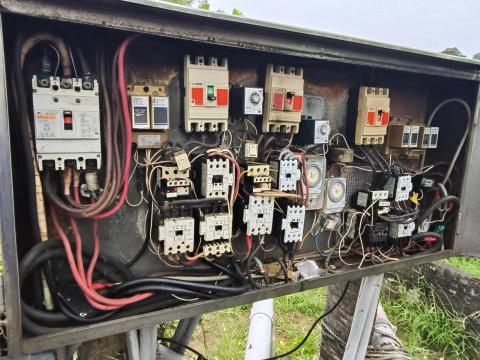 瑋成水電裝修工作室 - 施工前：配電箱設備故障排除