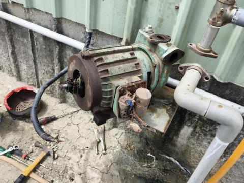 瑋成水電裝修工作室 - 施工中：農田抽水馬達拆除作業