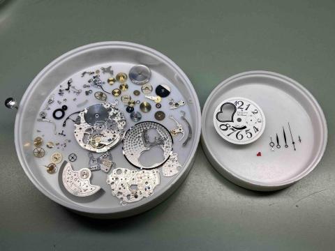 喬の鐘錶維修中心 - ZENITH 真利時
400系列機芯拆解、組裝，超過百只。
維修保養、經驗豐富。
期待有機會，為您服務～謝謝