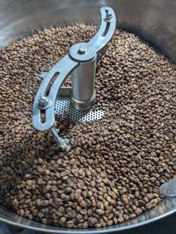 Aaron Tseng - 3年咖啡烘焙經驗，平常使用半熱風烘焙機