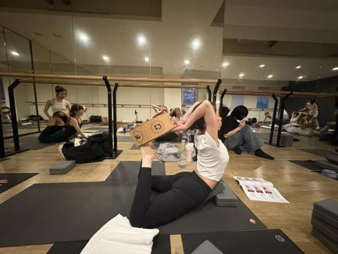 林宜璇 - 弓式—強化腿部肌肉、活化髖關節、按摩腹部器官、胸腔擴展、改善背部僵硬，讓脊柱恢復彈性。