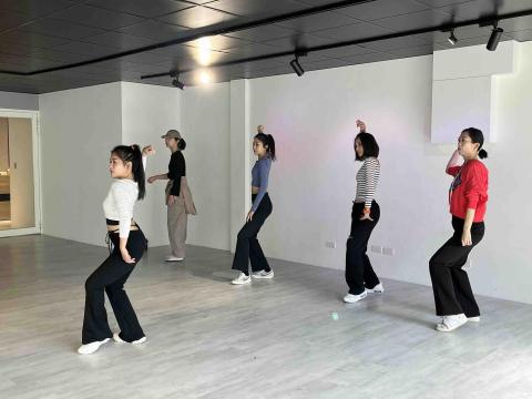 邱琪崴 - 私人包班舞蹈課程 邱琪崴 - 私人包班舞蹈課程