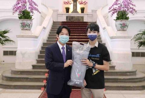 陳希愷 - 為高中參加frc總決賽總統授旗照