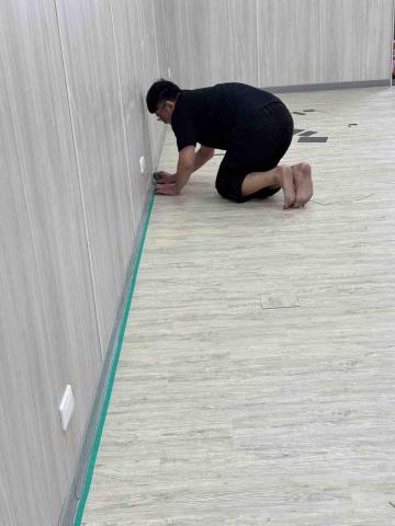 唐選建材工程有限公司 - 塑膠地板（門市施工照）