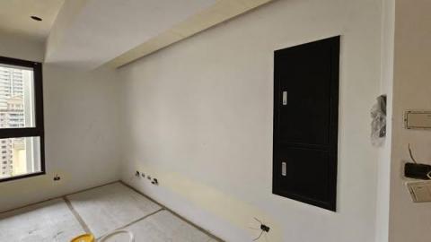 維港室內裝潢有限公司 - 來到林口的案場，主要是進行批土作業。牆面平整的每一刀批抹，都是為了讓後續的油漆和設計細節更完美。批土看似簡單，實際上卻考驗工匠的手藝和耐心，每一個角落都需要均勻細緻地處理。看著牆面慢慢變得光滑平整，真的很有成就感。這些準備工作，是空間轉變的關鍵一步，讓人更期待最終完工後的嶄新模樣！
