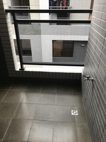 鑫沓企業社 - 前陽台 玻璃欄杆 地板清潔後