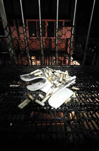 牛奇印印 - 做設計 拼死的掙扎，煙蒂就像是眼淚滿了出來