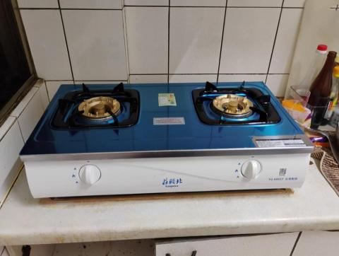 煜伸水和電維修 - 嵌入式瓦斯爐拆除修改，更改為檯面式瓦斯爐。