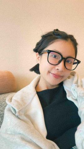 提供美甲光療服務的專家賴儀庭