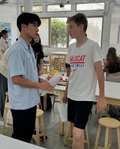 黃柏翰 - 校內邀請美國學校交流時，我與一個美國同學討論不同文化及彼此的興趣。