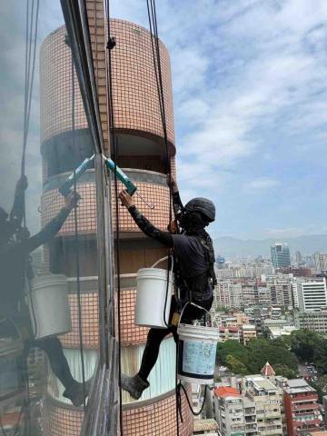 鋮達工程行 - 外牆蜘蛛人