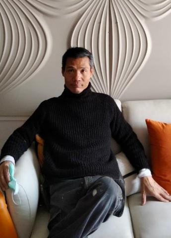 提供外牆油漆工序服務的專家薛