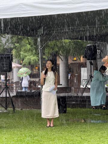 劉品秀 - 國美館戶外音樂會主持
原本應是陽光普照，卻下了一場滂沱大雨，
活動現場草地積水，舞台臨時搭建雨棚，整體活動流程延誤了一個半小時才開始，但透過與主辦方的積極溝通。我立即與觀眾快速佈達相關指示進行引導，並臨時應變所有突發情況，音樂會便仍在傾盆大雨之下順利舉行，圓滿的讓每一位演奏者都進行了自己的演出。
所有發生的事情，都是經驗。
我會帶著我這次累積的所有知識與能力，繼續帶給未來的主辦方他們所需要的支持。