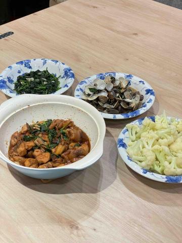 Calista Huang - 家常菜：三杯雞、塔香蛤蠣、清炒花椰菜、地瓜葉