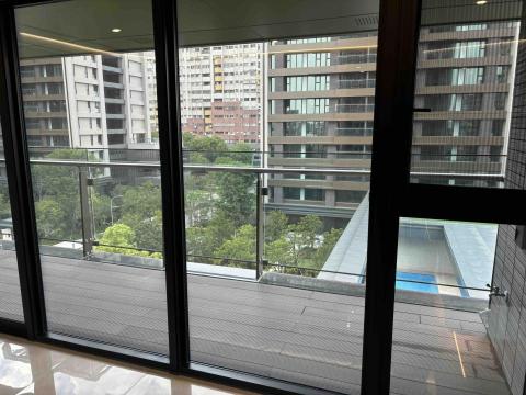 全潔環境清潔工程 - 落地玻璃清潔