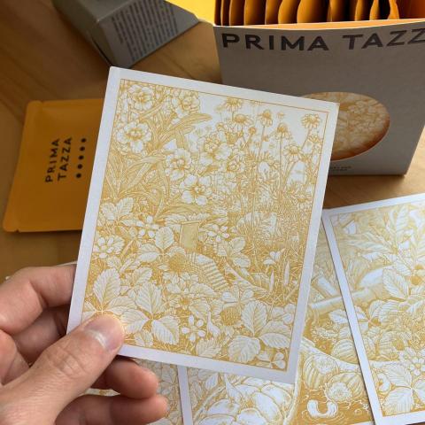 施秉言 - 「濾泡咖啡包裝小卡」
本案為一張切割成四張的連續插畫，呈現一個魔幻花園的景象。藉由圖像內的植物或物件來表示包裝內部咖啡風味的變化。