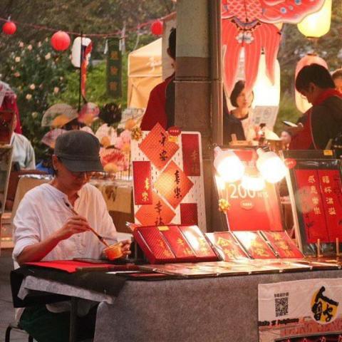 提供手寫春聯台中服務的專家Edith